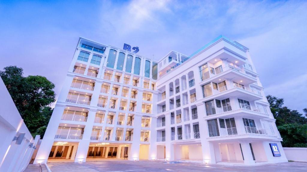 B2 Phuket Premier Hotel Patong Bagian luar foto
